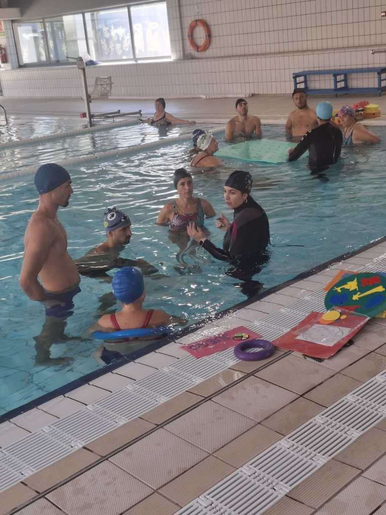 Ejercicio de técnica en piscina durante la formación en natación adaptada