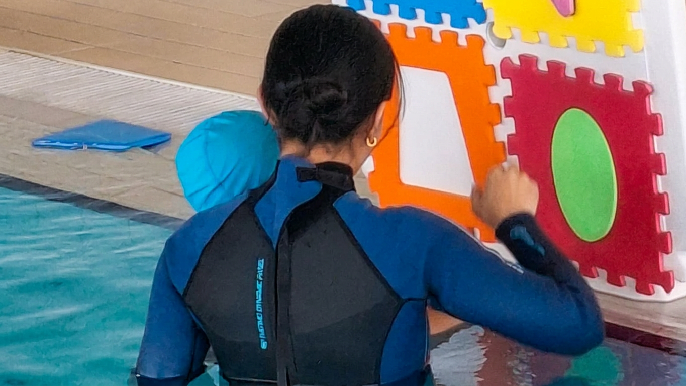 Sesión de natación adaptada en el agua