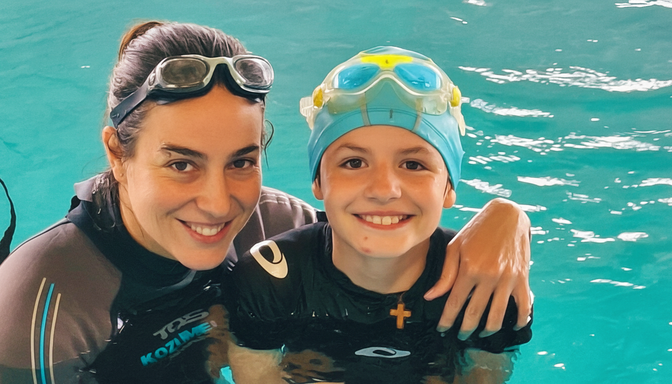 Instructora de natación adaptada con una niña en el agua